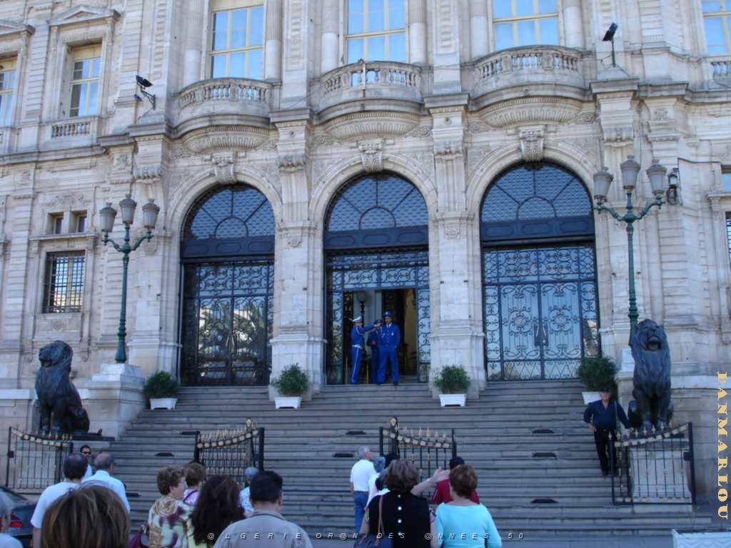 ORAN 10 2005 083 LA MAIRIE ET SES LIONS.JPG